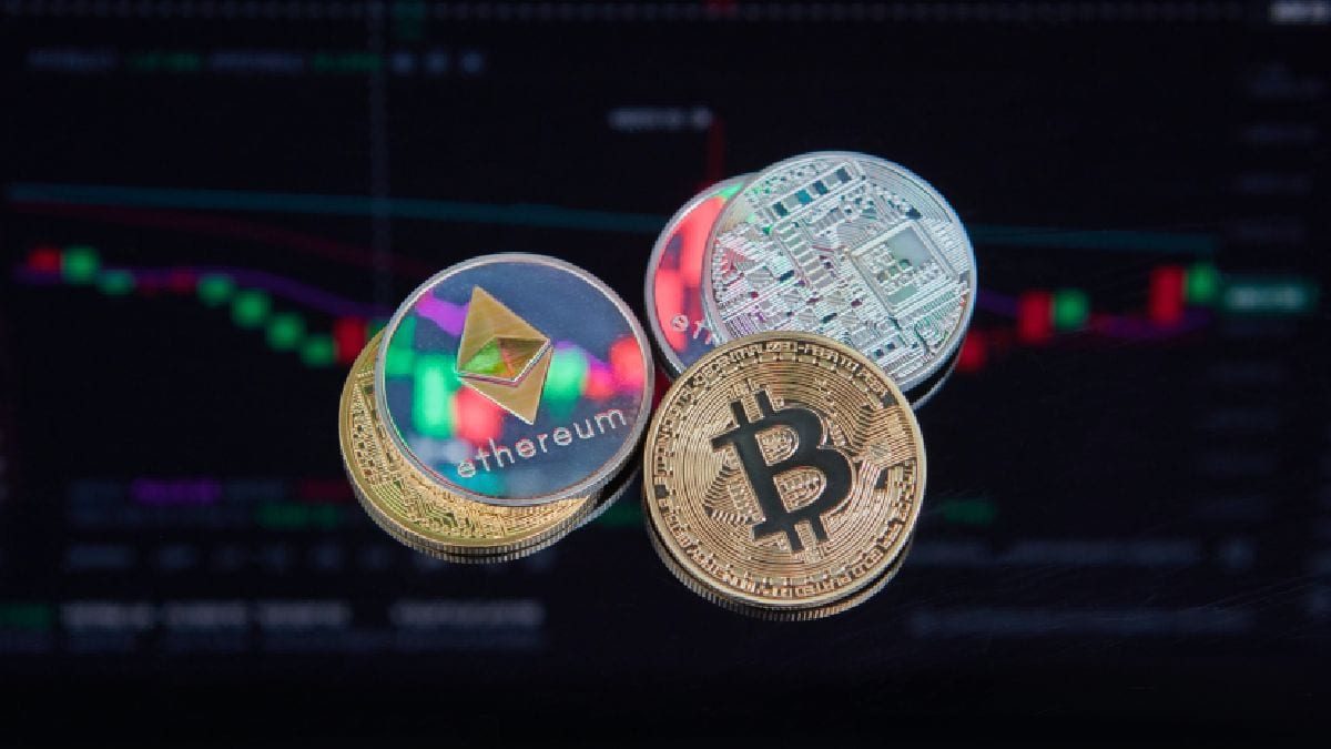 BTC Holds Ground Close to $21,000, ETH and Solana, Most Altcoins See Losses